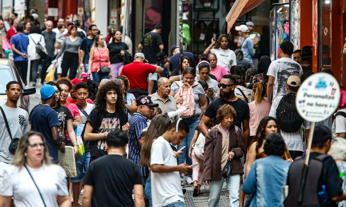 Serasa; pessoas endividadas; compras; andando na ruas; mercado movimentado