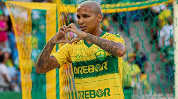 Deyverson se despede de António Oliveira que está de saída para o Corinthians