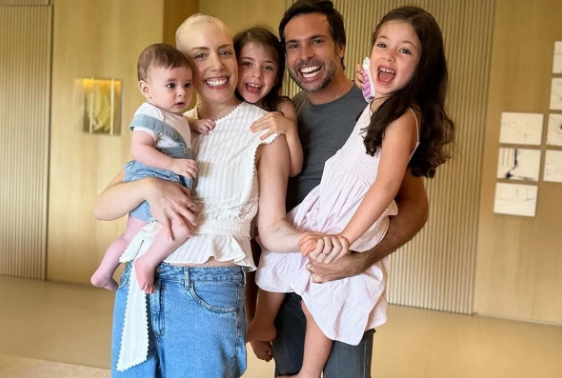 Fabiana Justus se emociona ao receber alta e reencontrar os filhos