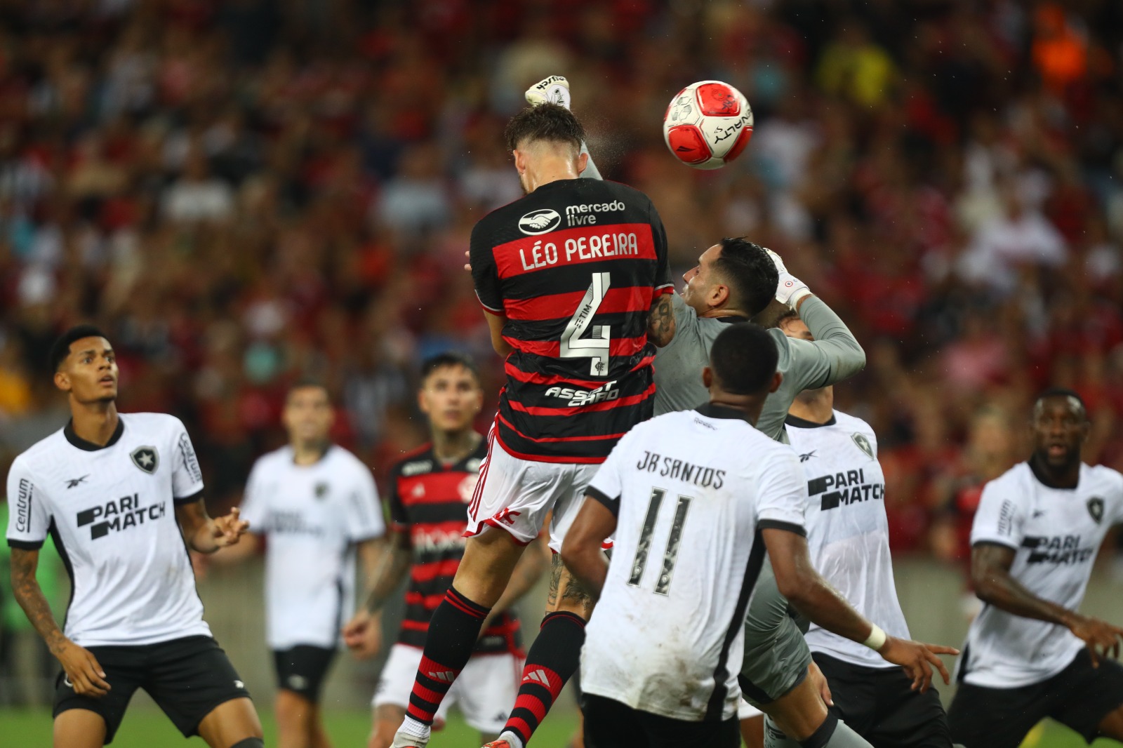 Flamengo marca nos acréscimos, vence o Botafogo e assume a vice-liderança do Carioca