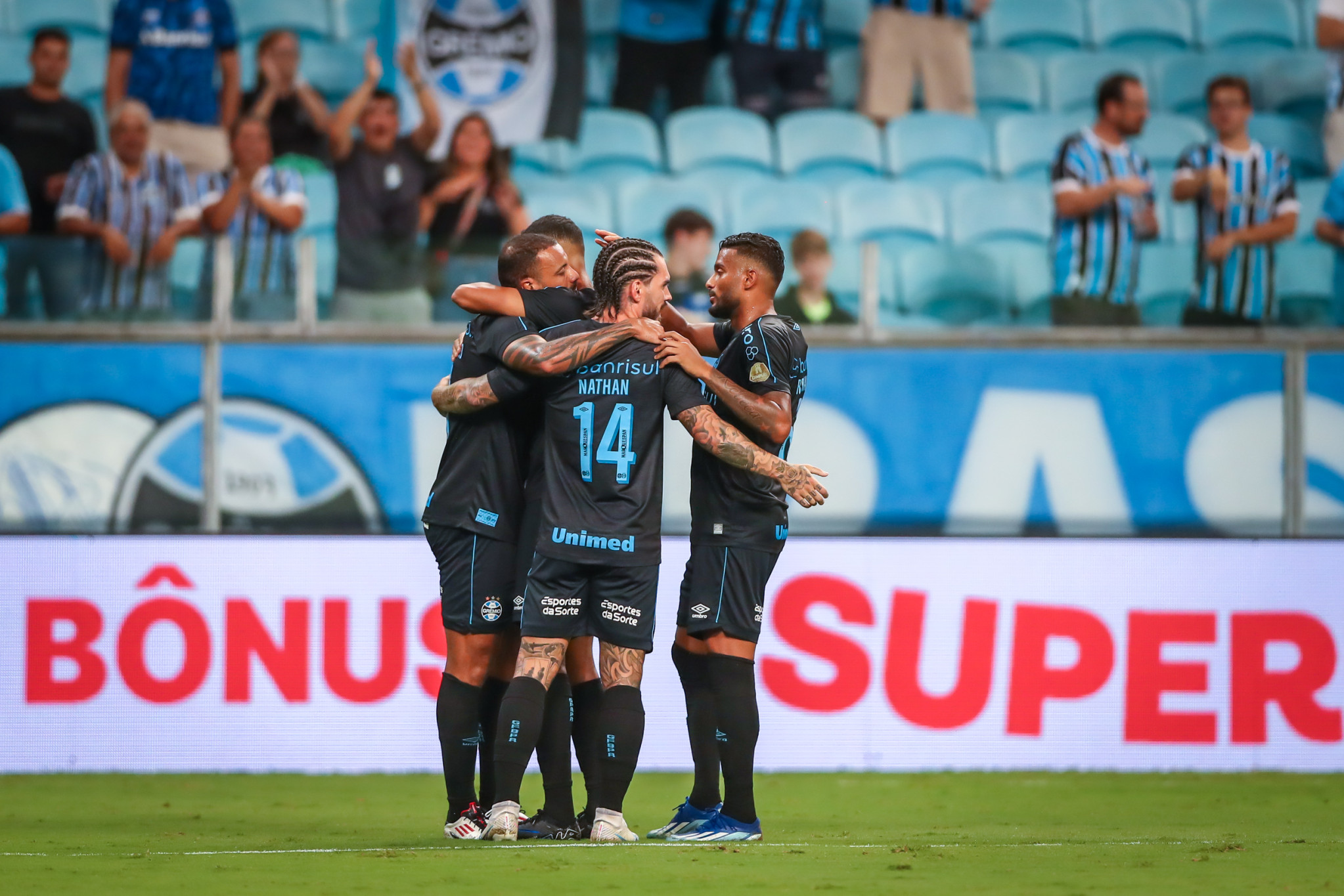 Grêmio vence Novo Hamburgo e segue líder do Gauchão