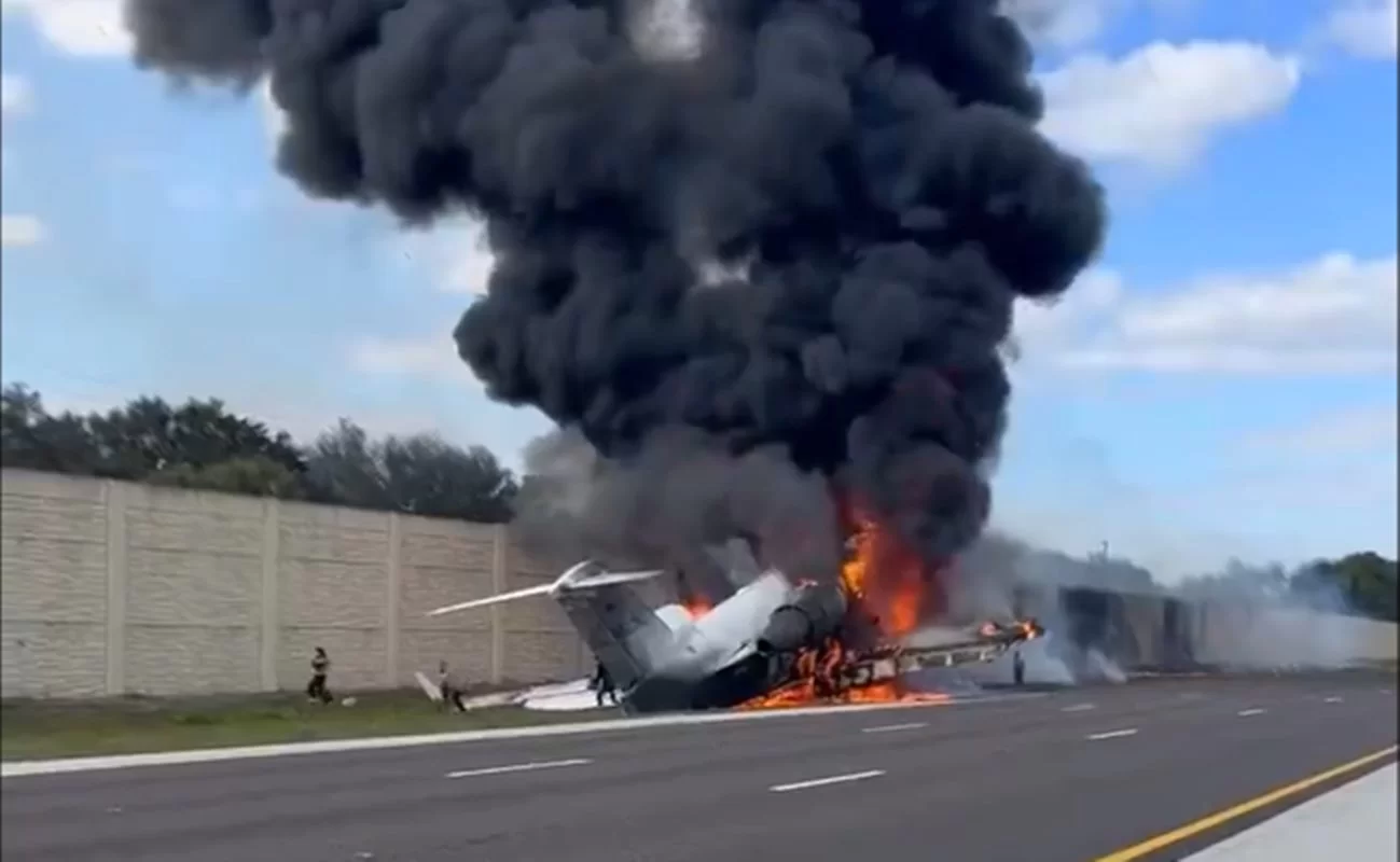 Pessoas escapam de avião em chamas após acidente aéreo