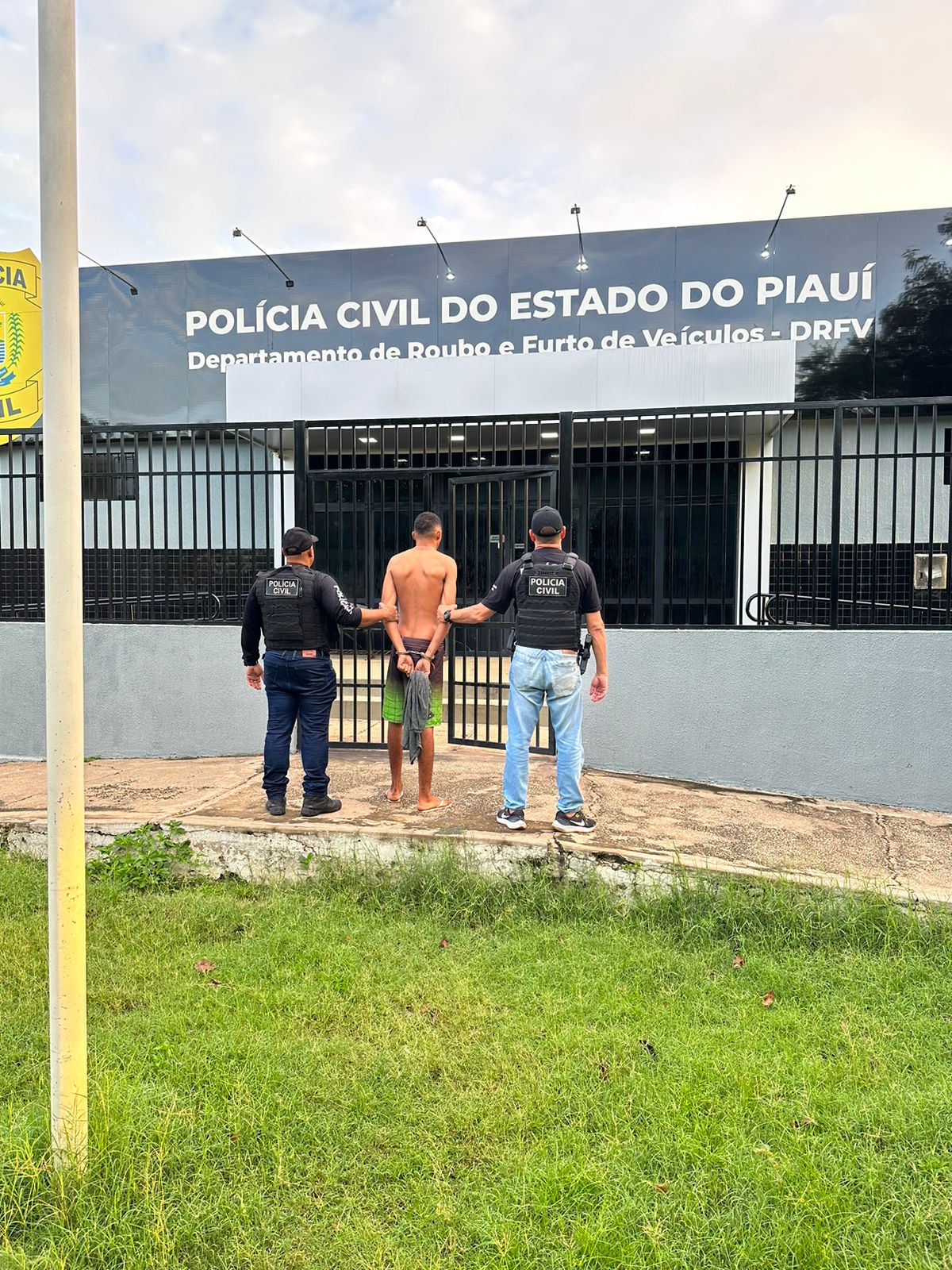 Pol Cia Civil Prende Homem Que Roubou Moto De Motorista De Aplicativo