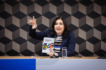 A ministra Simone Tebet no lançamento do livro sobre o PPA 2024-2027