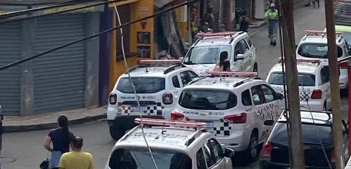 Carro de polícia em Paraisopolis