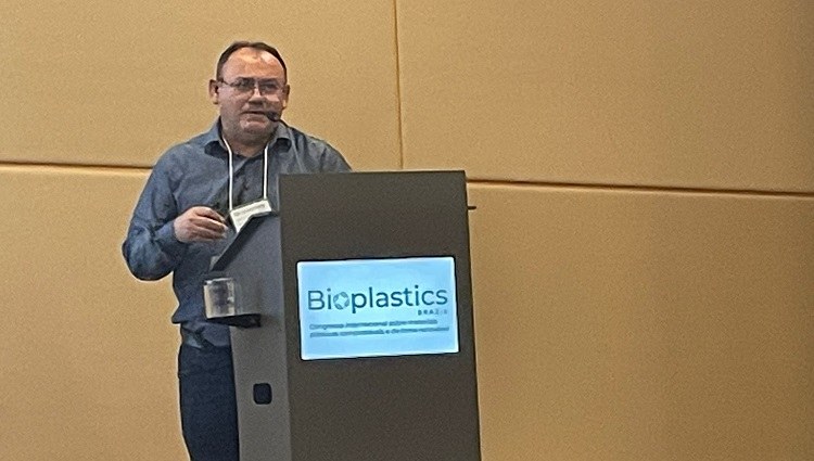 Professor do IFPI apresenta trabalho em congresso internacional sobre bioplásticos