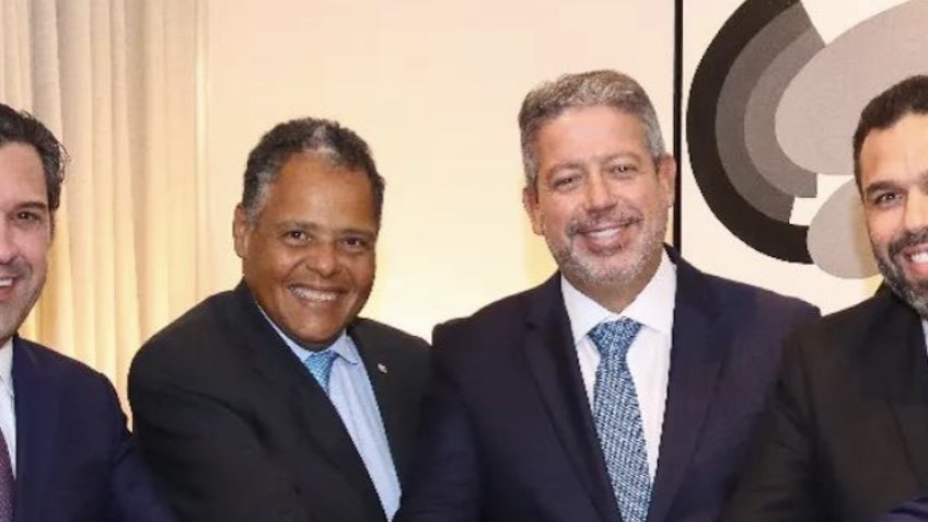 Antonio Brito (o 2º da esquerda para a direita) é o favorito para suceder Arthur Lira (centro) na Presidência da Câmara; na foto, à esquerda, estão os deputados Isnaldo Bulhões (MDB), Fábio Macedo (Podemos, à dir. de Lira), e Hugo Motta (Republicanos, à dir.)