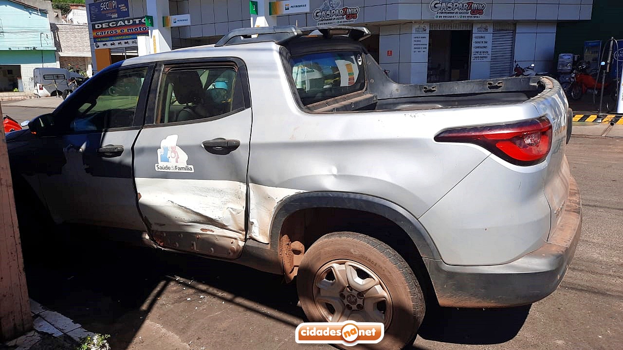 Carro da Secretaria de Saúde de Picos se envolve em acidente no bairro Bomba