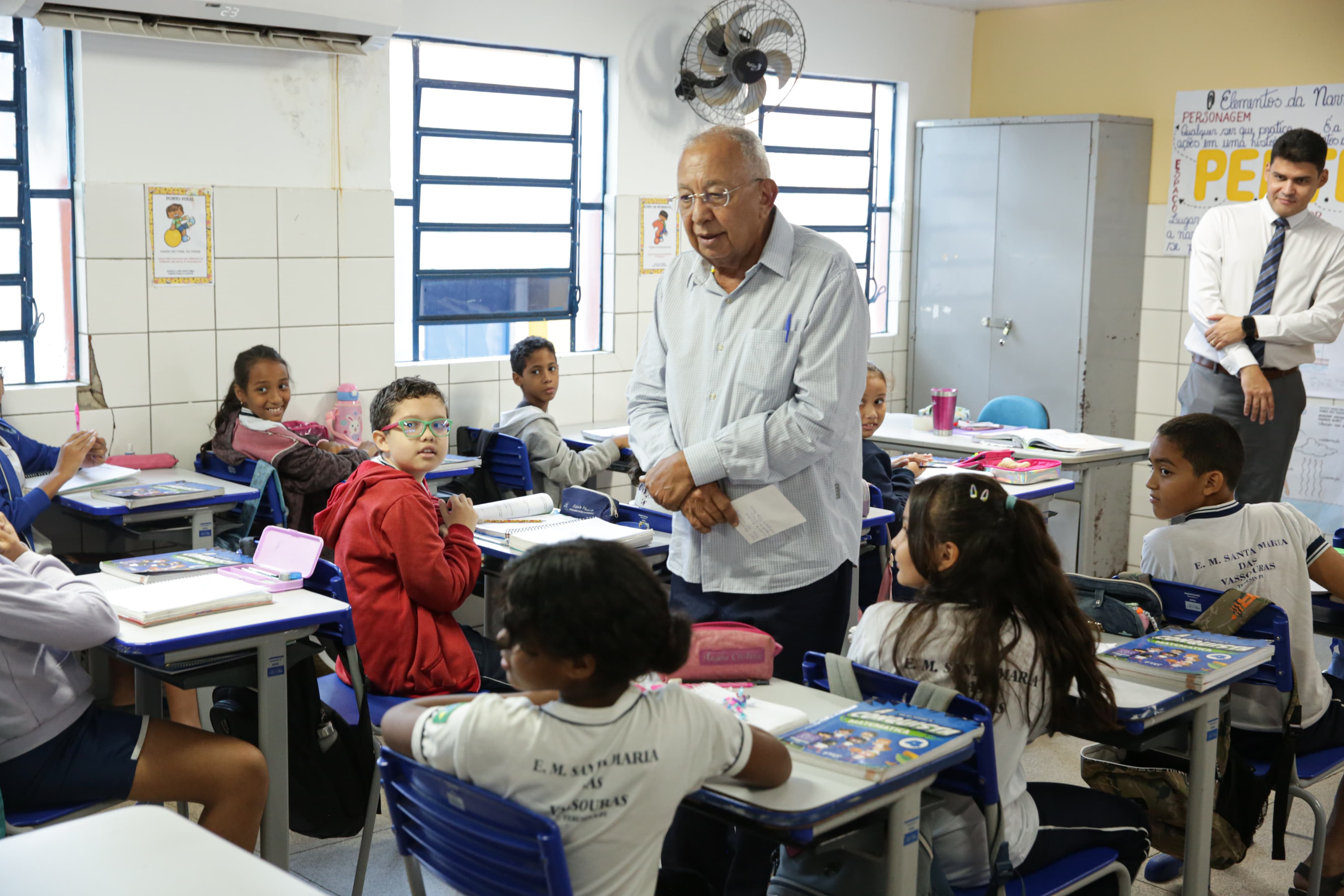 Dr. Pessoa visitando escola