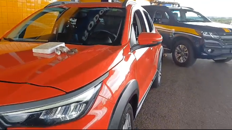 PRF apreende carro roubado