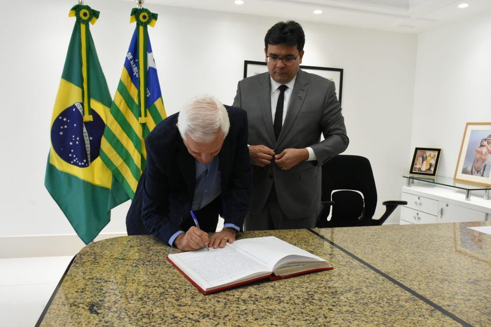 Rafael assinando a transmissão do cargo