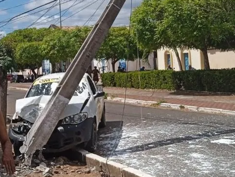 Carro colide contra poste em Oeiras
