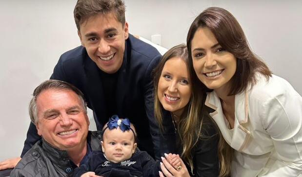 Bolsonaro posa com bebê de Nikolas Ferreira e Carlos reclama do pai
