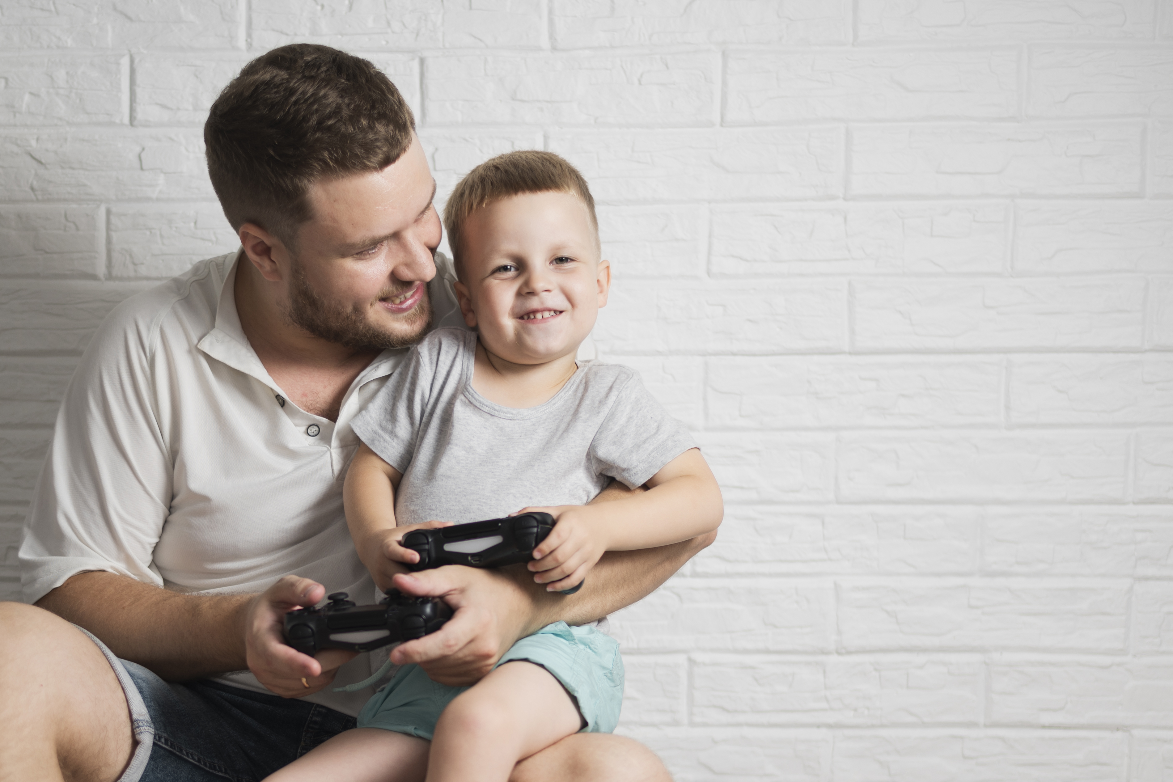 Pai e filho jogando