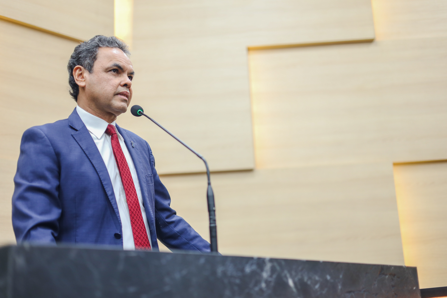 Deputado Dr Gil Carlos se solidariza com médico Jacinto Lay durante a sessão