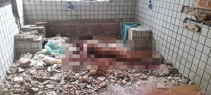 Mulher encontrada morta, só de biquíni, levou facada no pescoço e pancada na cabeça