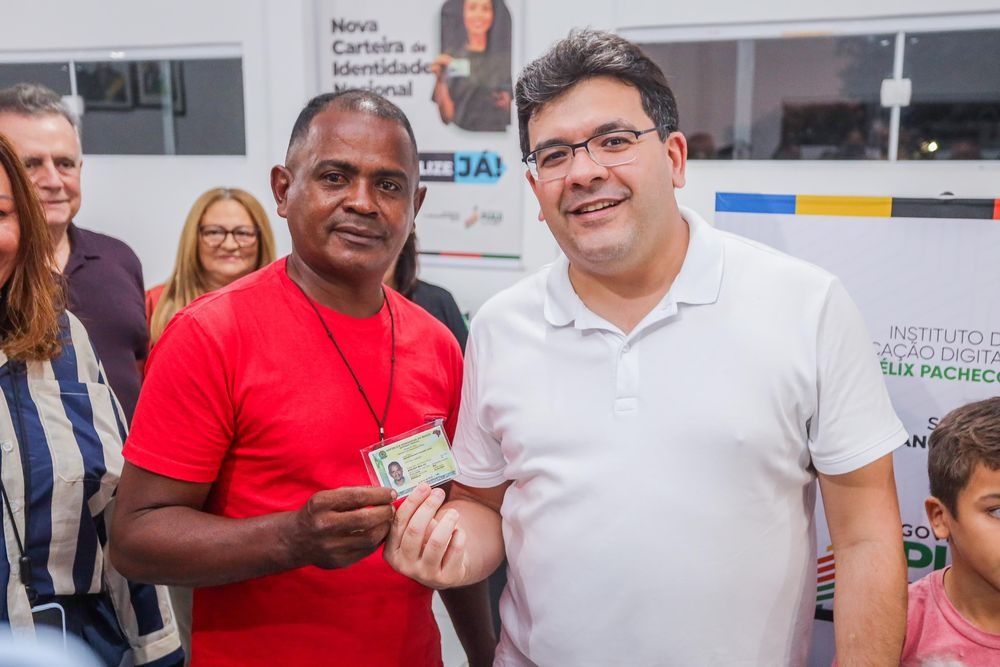 Rafael entregando identidade