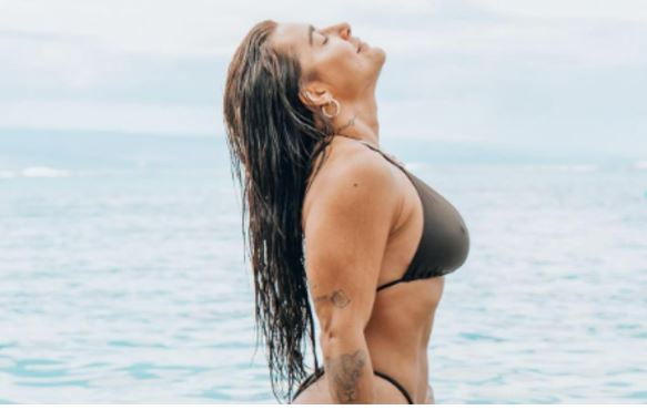 Lauana Prado arranca suspiros com fotos no Havaí