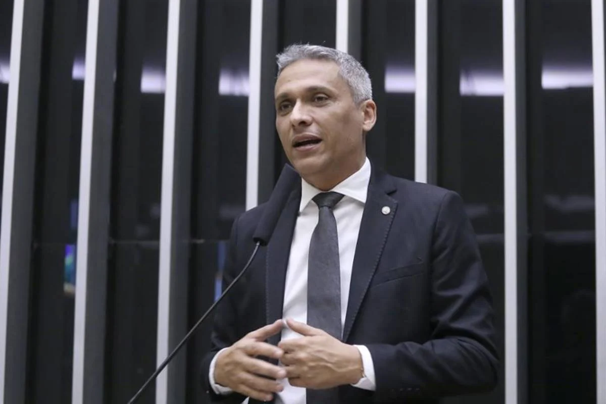 Moraes veta visita de Gustavo Gayer a Bolsonaro por ligação em inquérito