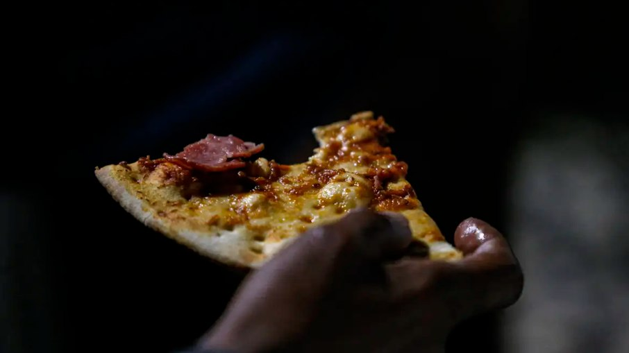 Mulher morre após comer pizza e caso é investigado pela Polícia Civil