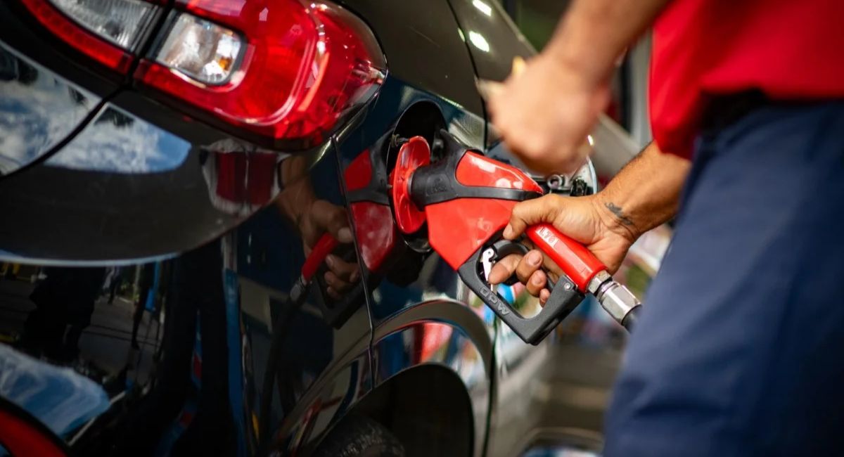 Petrobras reduz em 4,9% preço da gasolina para distribuidoras