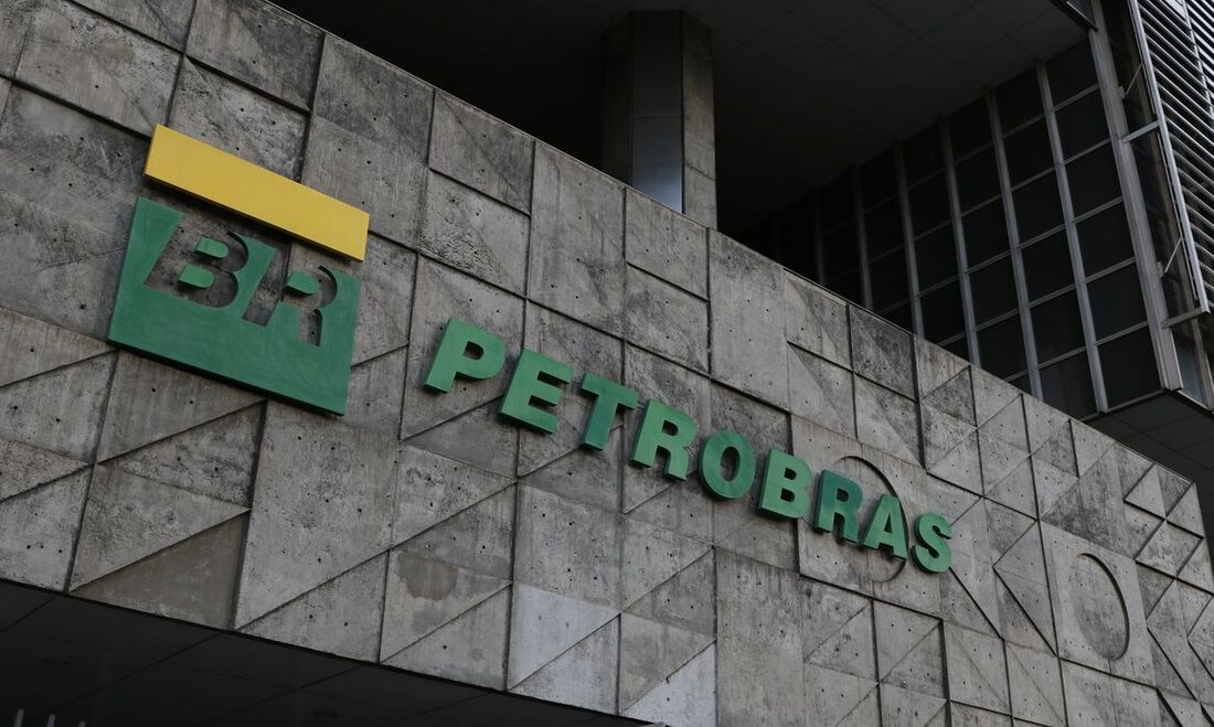 Petróleo barato desafia plano da Petrobras e pressiona investimentos