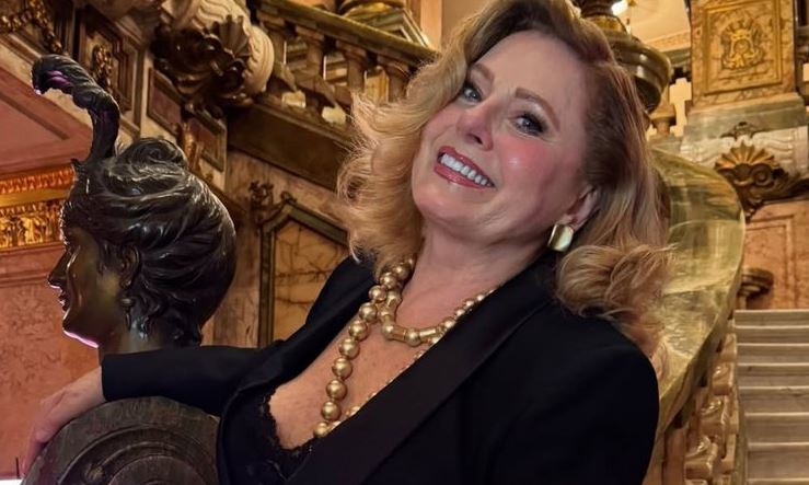 Vera Fischer posa de maiô e celebra 73 anos