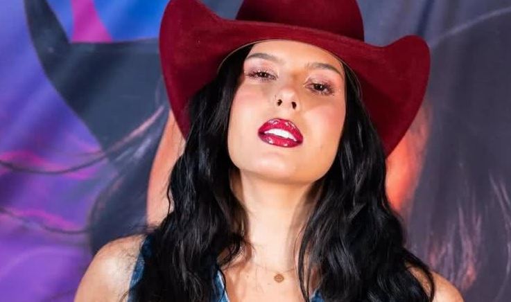 Ana Castela lança boneca própria com look rosa e acessórios