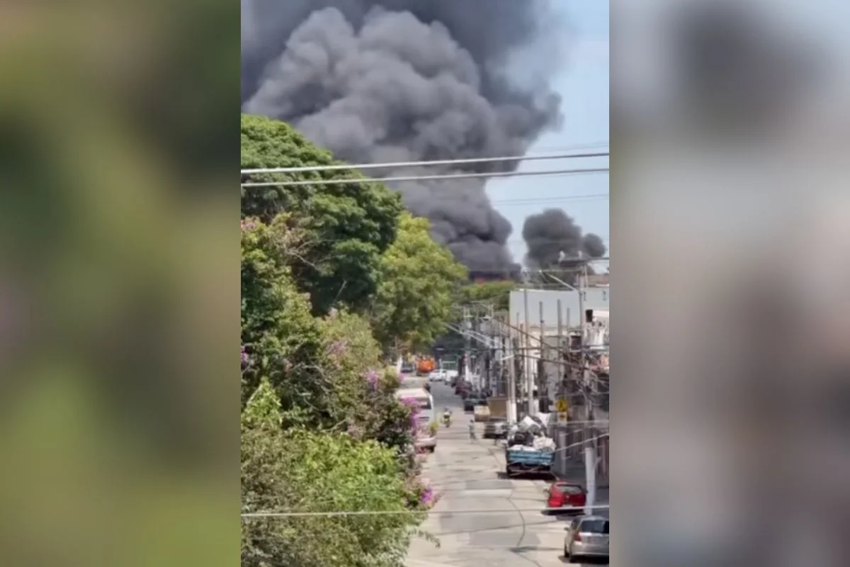 Fumaça intensa e chamas em fábrica deixam homem ferido durante incêndio