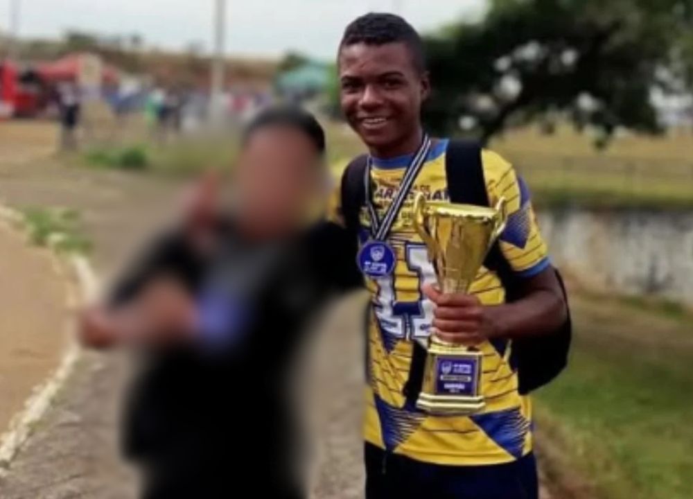 Jogador de futebol de 18 anos morre após ser baleado