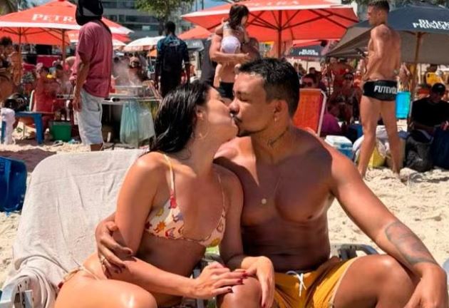 Xamã compartilha momento romântico com Sophie Charlotte em praia carioca