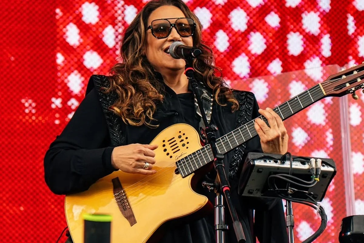 Ana Carolina é detonada por intérprete de Libras ser retirada de palco
