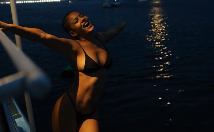 Bella Campos encanta seguidores com fotos de biquíni em momento de lazer