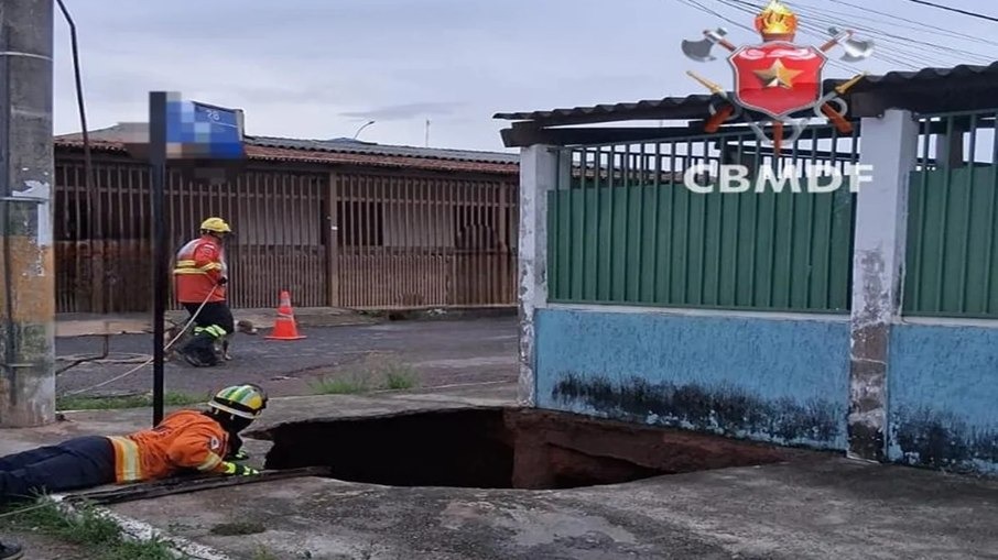 Cratera se abre e engole casal de irmãos e cachorros no DF
