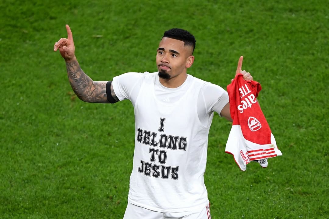 Gabriel Jesus marca, Arsenal goleia Aston Villa e segue na liderança