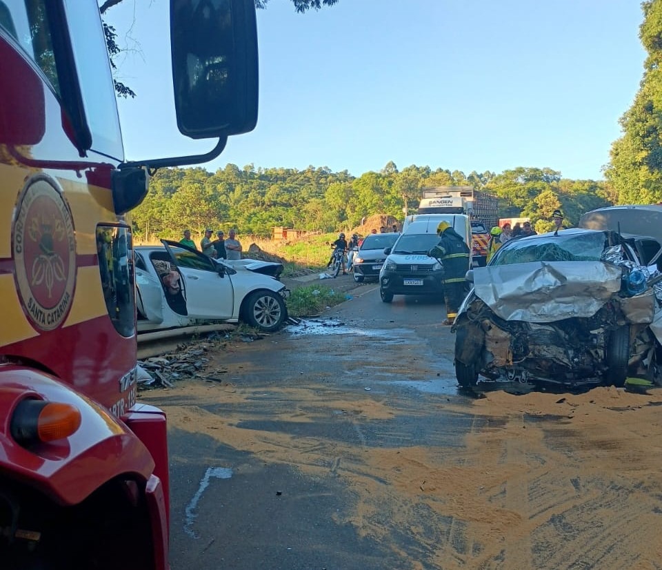 Homem morre em colisão entre carros de passeio na SC-135