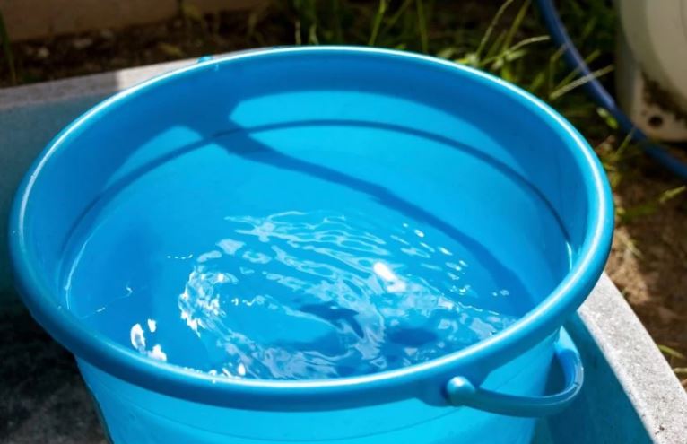 Menina de 1 ano e 6 meses morre no hospital após se afogar em balde