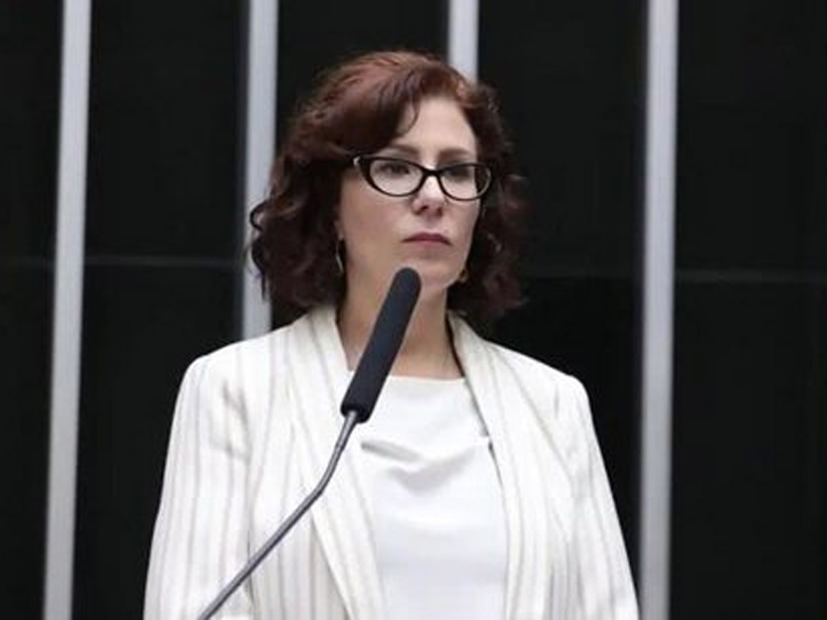 Presa na Itália, Carla Zambelli é agredida por outras detentas e transferida de cela, afirma defesa
