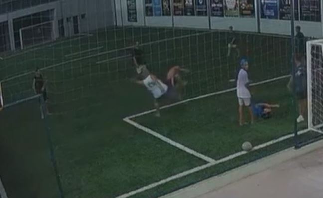 Homem invade campo de futebol