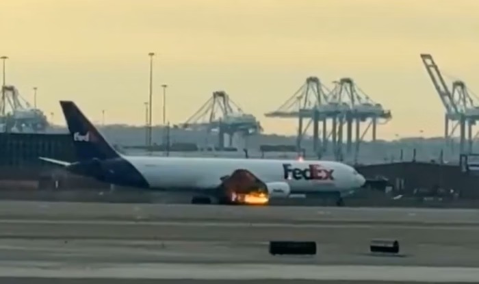 Avião faz pouso de emergência após bater em ave e pegar fogo