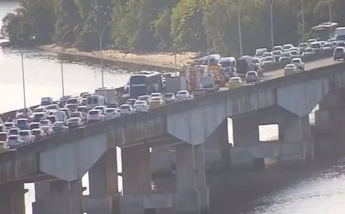 Acidente envolvendo oito veículos interdita Linha Vermelha, no Rio