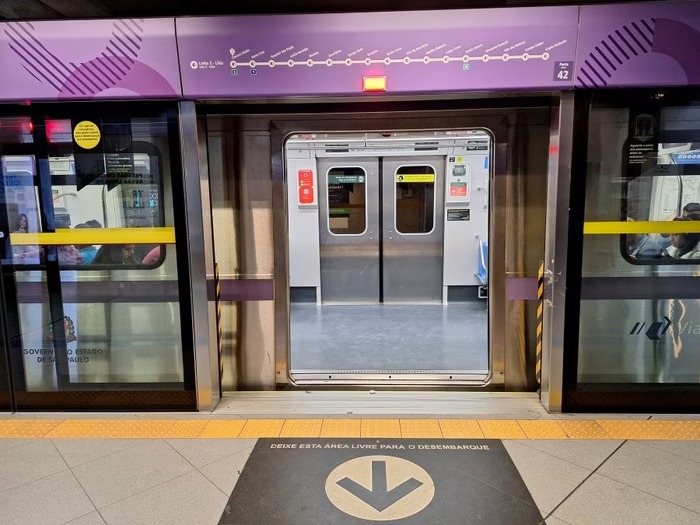 Artesp investigará caso de passageiro morto preso em portas de trem