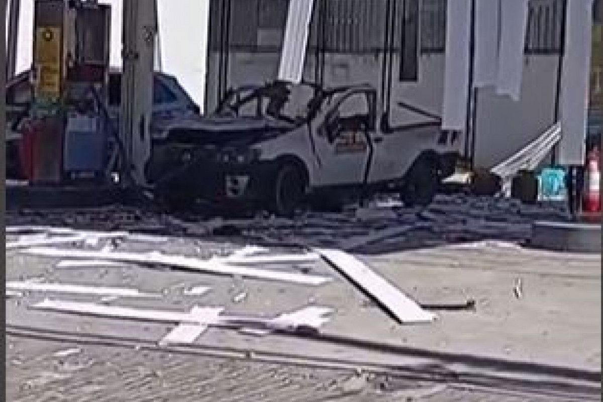 Carro com botijão de gás explode