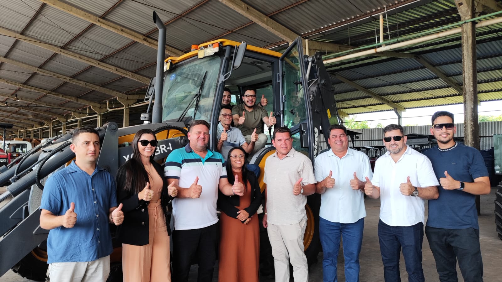 Entrega de retroescavadeira para o prefeito de Cocal