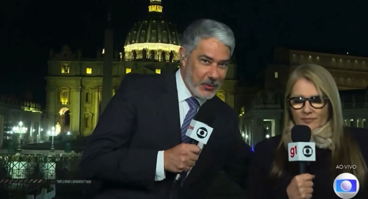Ilze Scamparini evita abraço de William Bonner durante entrada ao vivo no JN