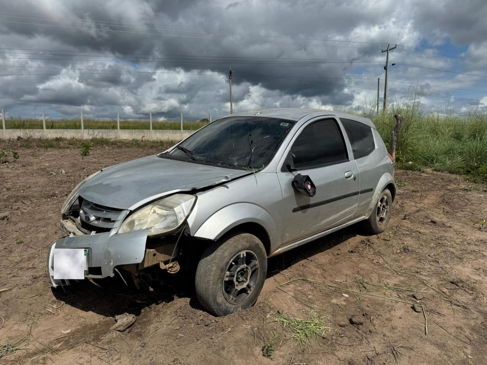 Motorista perde controle da direção e carro sai da pista na PI-236 entre Água Branca e Hugo Napoleão
