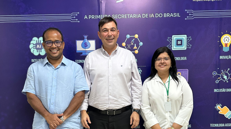 Presidente Enzo Samuel com o secretário André Macedo e a professora Gisele Martins