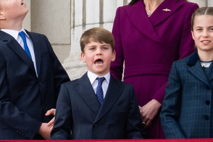 Príncipe Louis cai nas graças da web após peripécias: “Rei dos memes”