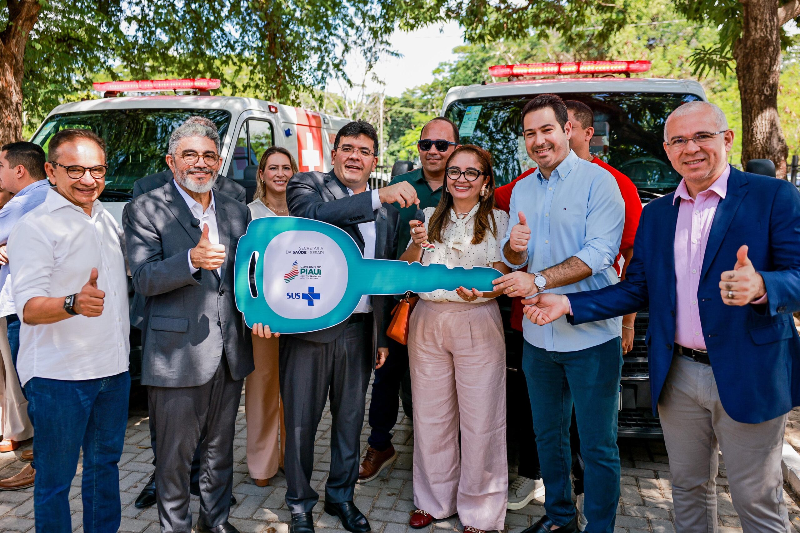 Rafael Fonteles entrega nove ambulâncias