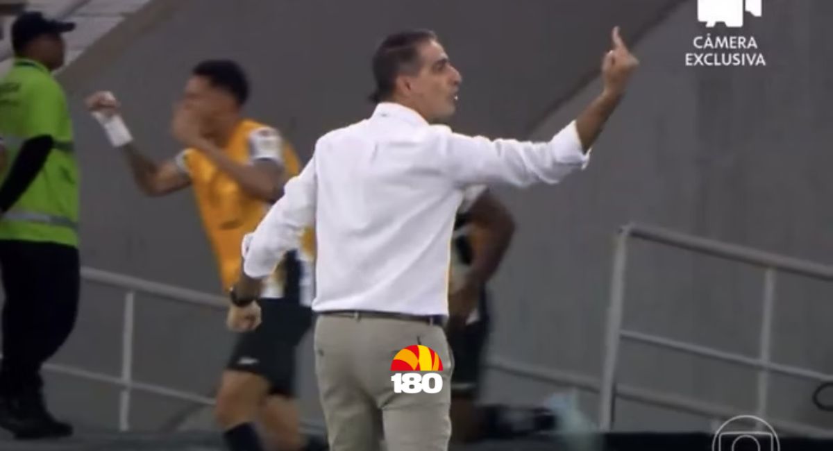 Treinador do Botafogo mostra dedo do meio para colega de time após vitória; vídeo